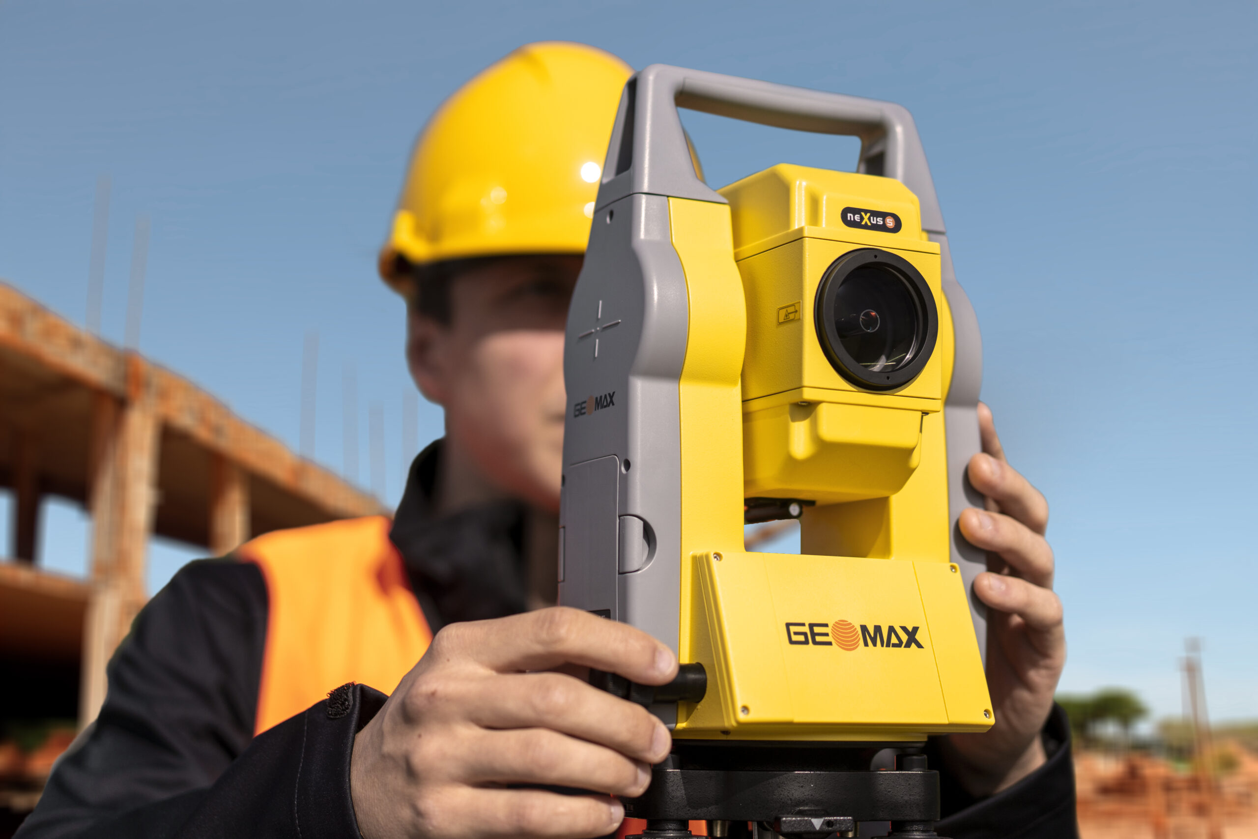 Тахеометр GeoMax Zoom45 в рабочем положении